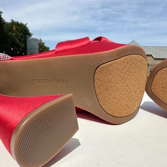 NWT Gianni Bini 10 Dempsey Red Satin Bow Platform Sandals