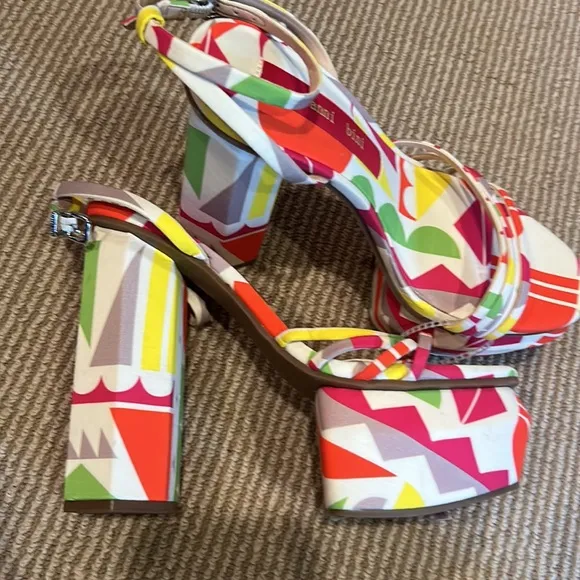 NWT Gianni Bini Parrish fro print platform chunk heel Colorful Sandals