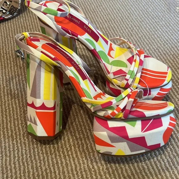 NWT Gianni Bini Parrish fro print platform chunk heel Colorful Sandals