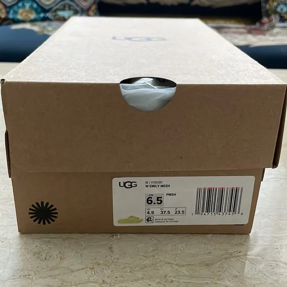 NWT UGG Emily Mesh Sandals.