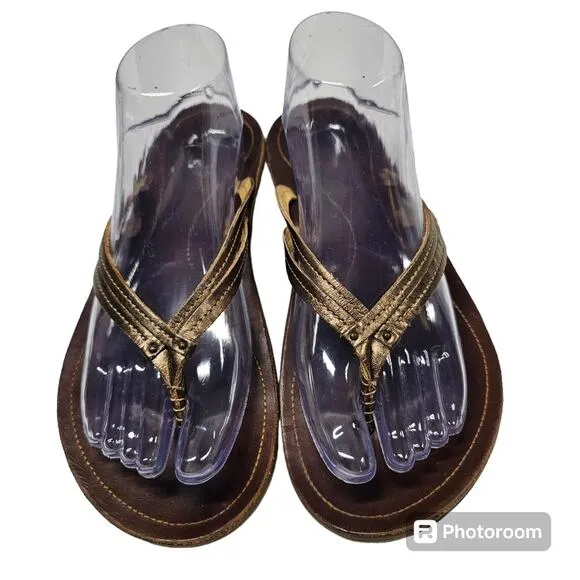 OluKai U'I Bubbly Sahara Leather Gold Pewter Thong Toe Post Sandal Women's 9