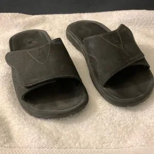Olukia, sandals “NALU SLIDE”, size 9,  Velcro adjustable fronts, great condition