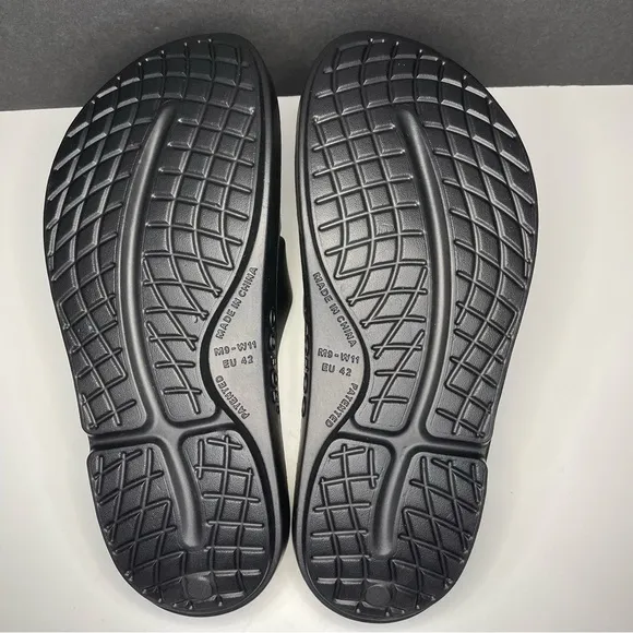 OOFOS Black Sandals with Thick Sole and Adjustable Closure Size 9M or 11W