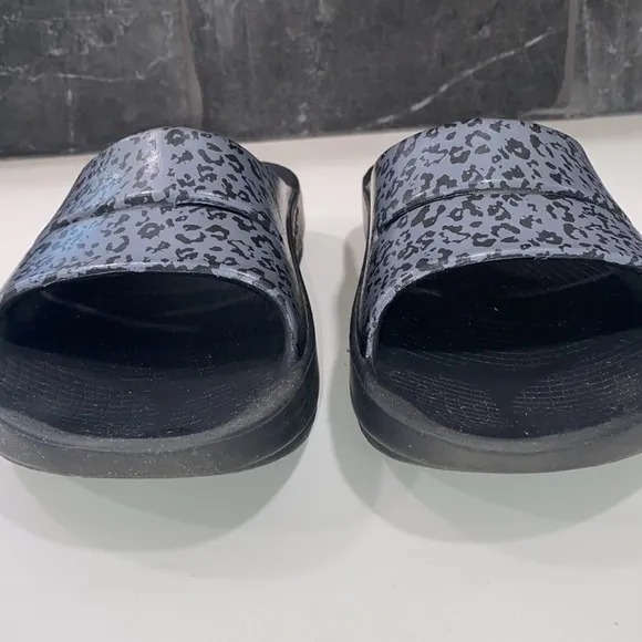 Oofos OOahh Gray Animal Print Slip-On Slides Sandals Women's‎ 10 Men's 8 EU 41
