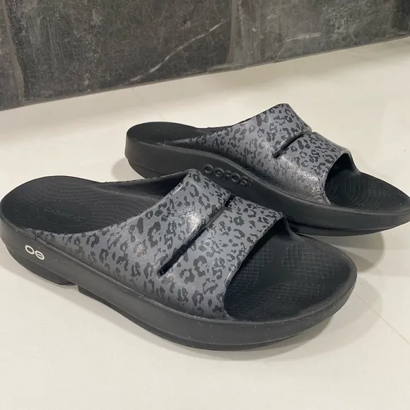 Oofos OOahh Gray Animal Print Slip-On Slides Sandals Women's‎ 10 Men's 8 EU 41