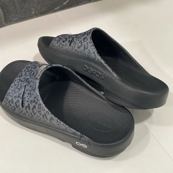 Oofos OOahh Gray Animal Print Slip-On Slides Sandals Women's‎ 10 Men's 8 EU 41