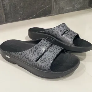 Oofos OOahh Gray Animal Print Slip-On Slides Sandals Women's‎ 10 Men's 8 EU 41