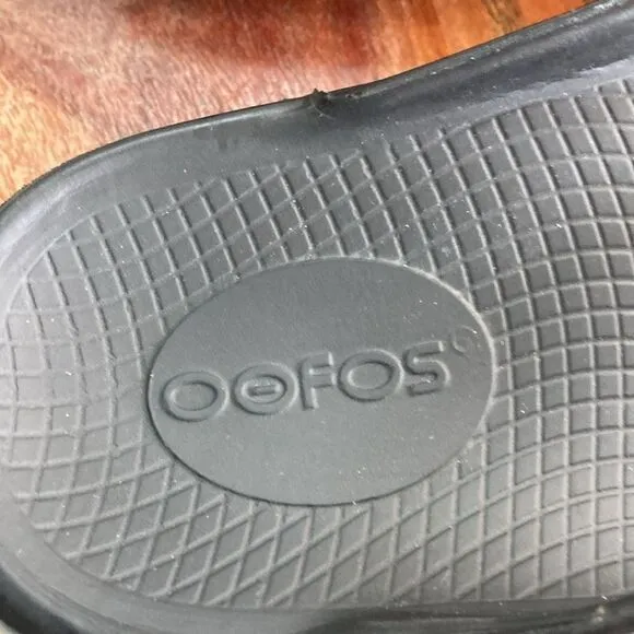 OOFOS 7 Black Shiny Toe Post Recovery Sandals Great Arch Support
