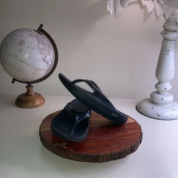 OOFOS 7 Black Shiny Toe Post Recovery Sandals Great Arch Support