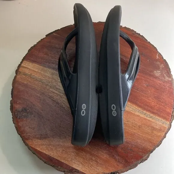 OOFOS 7 Black Shiny Toe Post Recovery Sandals Great Arch Support