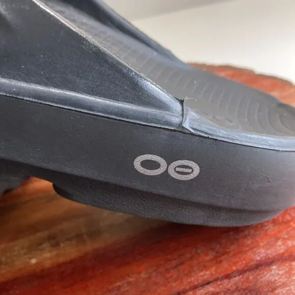 OOFOS 7 Black Shiny Toe Post Recovery Sandals Great Arch Support