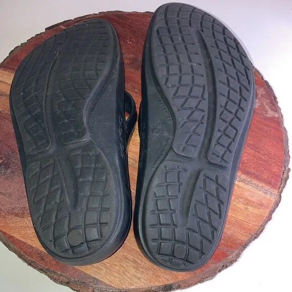 OOFOS 7 Black Shiny Toe Post Recovery Sandals Great Arch Support