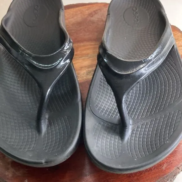 OOFOS 7 Black Shiny Toe Post Recovery Sandals Great Arch Support