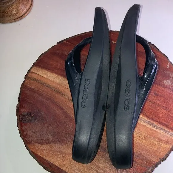 OOFOS 7 Black Shiny Toe Post Recovery Sandals Great Arch Support