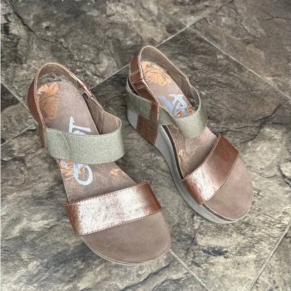 OTBT Bushnell Rose Gold Leather &amp; Silver Elastic Band Platform Wedge Sandals 5.5
