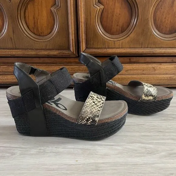 OTBT Bushnell Wedges Sandals Black Snakeskin 9.5
