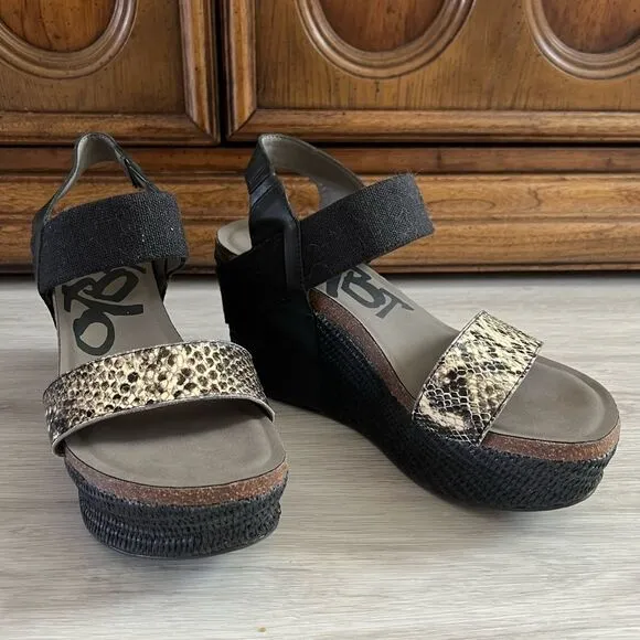 OTBT Bushnell Wedges Sandals Black Snakeskin 9.5