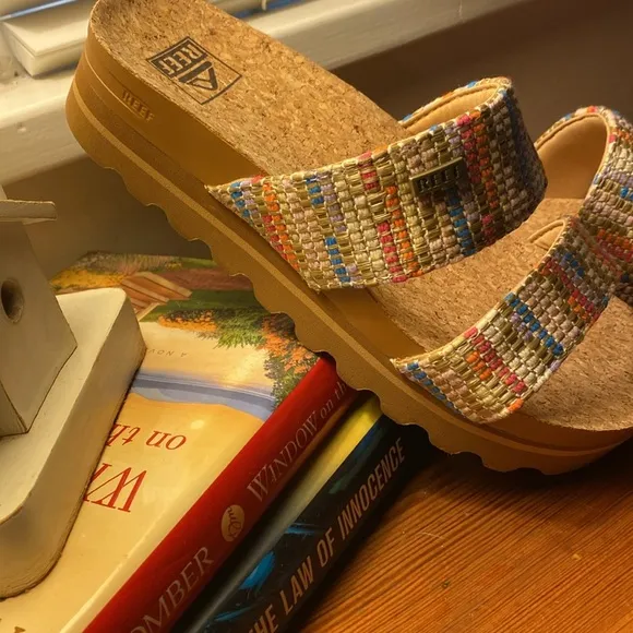 Reef platform sandals. Cork sole. Sz 7 Worn for couple hrs. Don’t fit me.