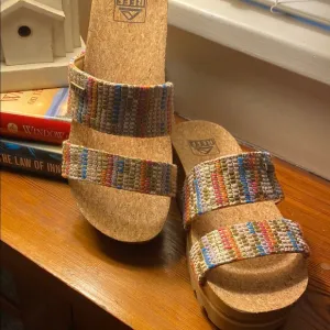 Reef platform sandals. Cork sole. Sz 7 Worn for couple hrs. Don’t fit me.