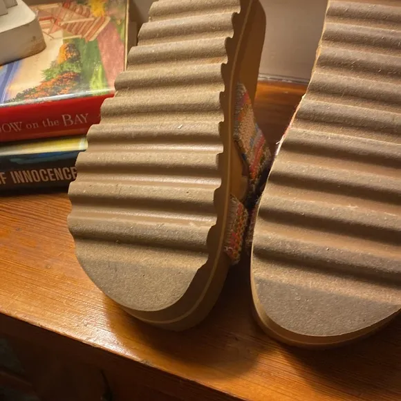 Reef platform sandals. Cork sole. Sz 7 Worn for couple hrs. Don’t fit me.