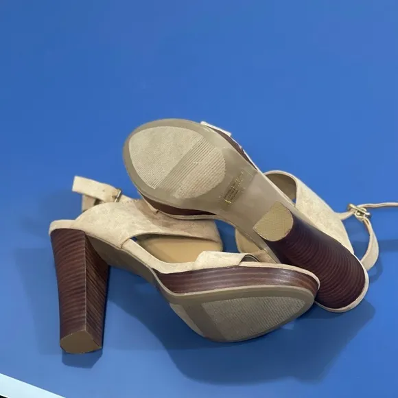 Report Beige Size 10 Sandals Heels Suede
