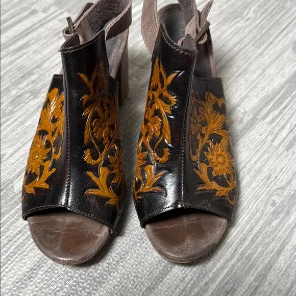 Roper chocolate brown and golden leather sandals size 8