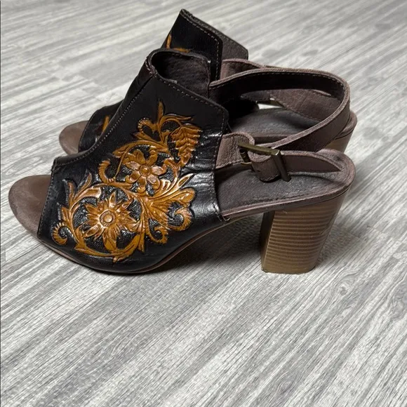 Roper chocolate brown and golden leather sandals size 8
