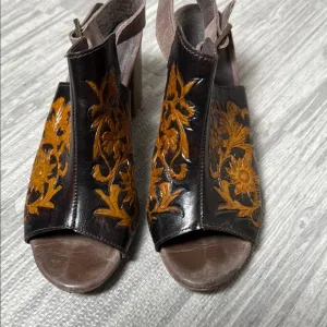 Roper chocolate brown and golden leather sandals size 8