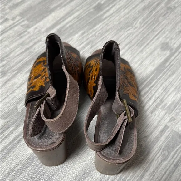 Roper chocolate brown and golden leather sandals size 8