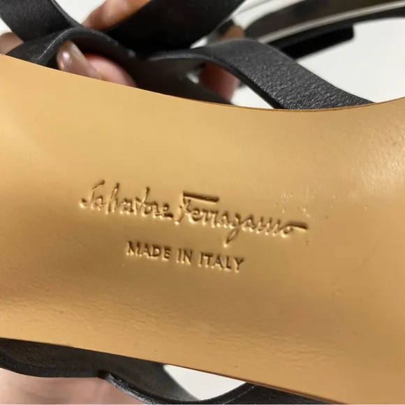 Salvatore Ferragamo Black Leather Peria T-Strap City Sandals Block Heel size 7