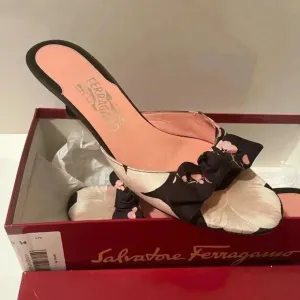 Salvatore Ferragamo gorgeous floral sandals with 2.5 inches heels good condition