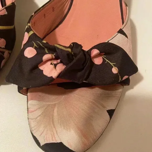 Salvatore Ferragamo gorgeous floral sandals with 2.5 inches heels good condition