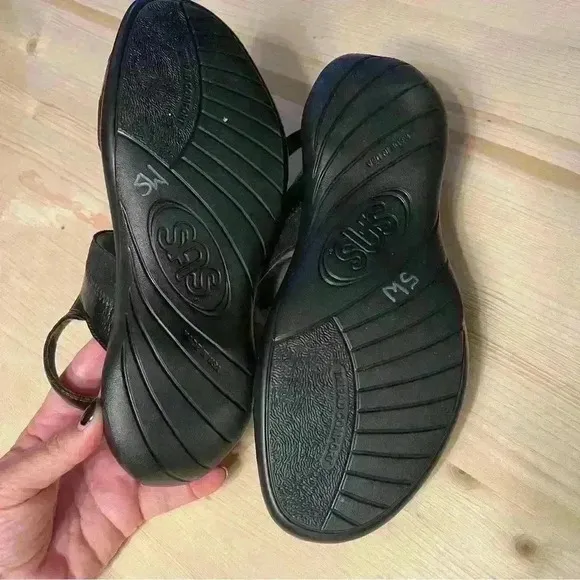 SAS Nudu Women’s size 9WW Black/Gray Leather Cushioned Adjustable Sandals EUC