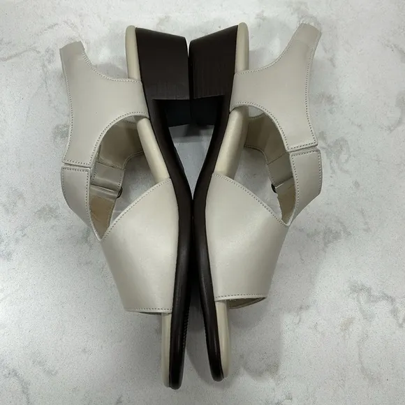 SAS Suntimer Heel Strap Sandal Pearl Bone Size 11