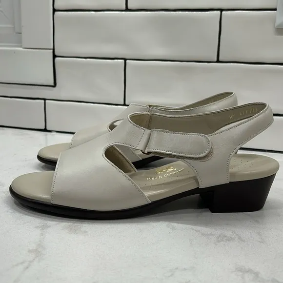 SAS Suntimer Heel Strap Sandal Pearl Bone Size 11