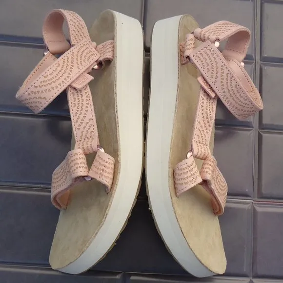 SIZE 7. TEVA MIDFORM UNIVERSAL GEOMETRIC Women’s sport sandal.