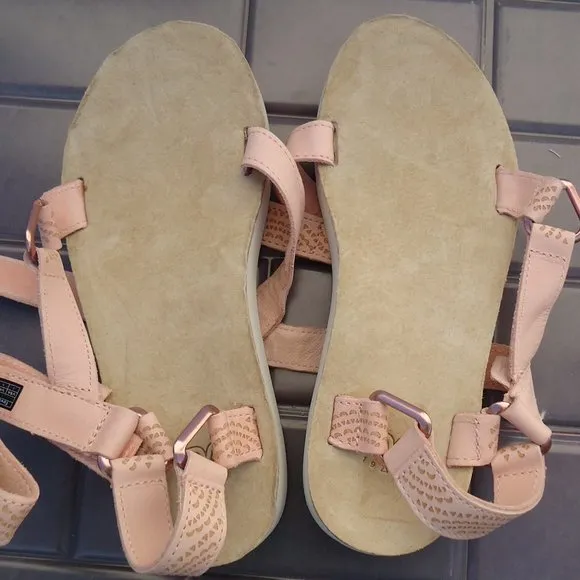 SIZE 7. TEVA MIDFORM UNIVERSAL GEOMETRIC Women’s sport sandal.