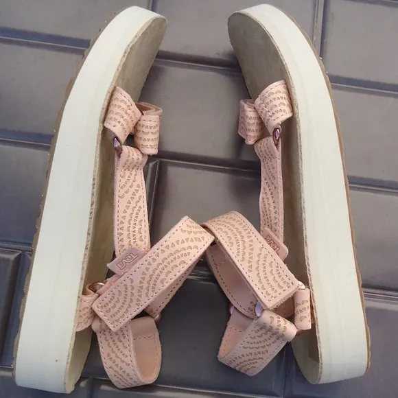 SIZE 7. TEVA MIDFORM UNIVERSAL GEOMETRIC Women’s sport sandal.