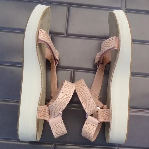 SIZE 7. TEVA MIDFORM UNIVERSAL GEOMETRIC Women’s sport sandal.