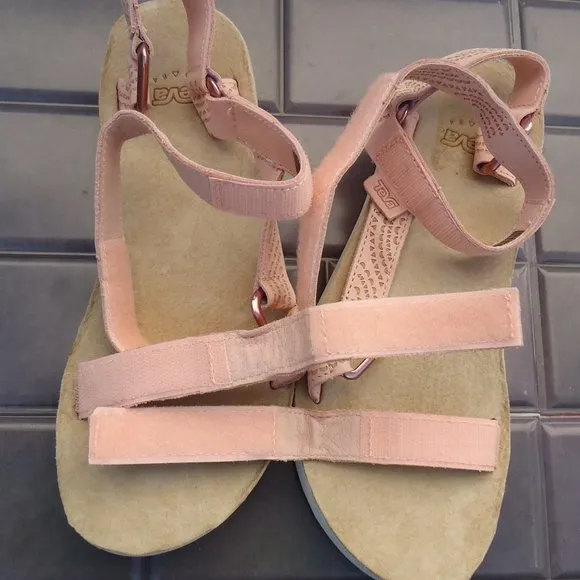 SIZE 7. TEVA MIDFORM UNIVERSAL GEOMETRIC Women’s sport sandal.