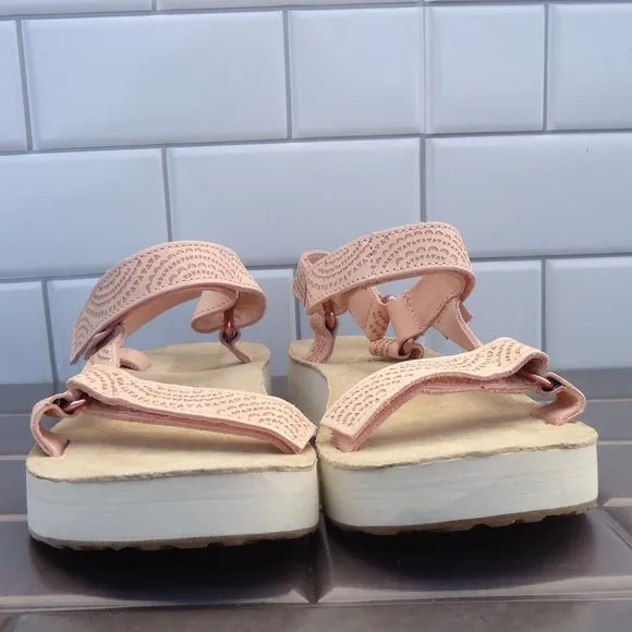 SIZE 7. TEVA MIDFORM UNIVERSAL GEOMETRIC Women’s sport sandal.