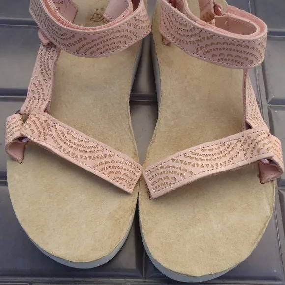 SIZE 7. TEVA MIDFORM UNIVERSAL GEOMETRIC Women’s sport sandal.