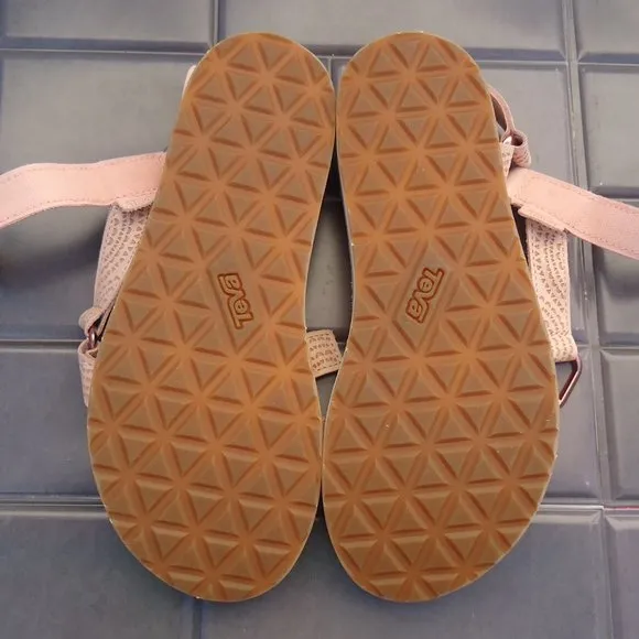 SIZE 7. TEVA MIDFORM UNIVERSAL GEOMETRIC Women’s sport sandal.