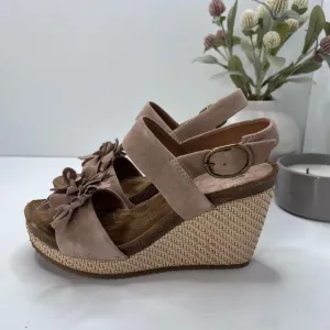 Sofft Cali Suede Floral Wedge Sandals Rose Taupe SF0078188 Women's 8.5M NWOB
