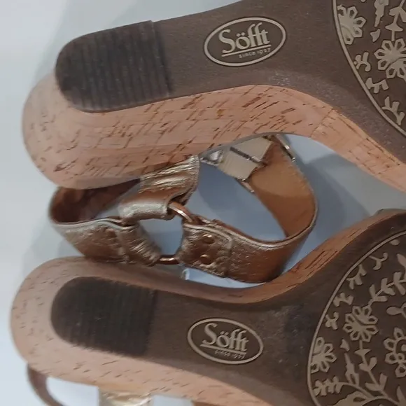 SOFFT Metallic Gold Cork platform wedge sandals Size 7 New
