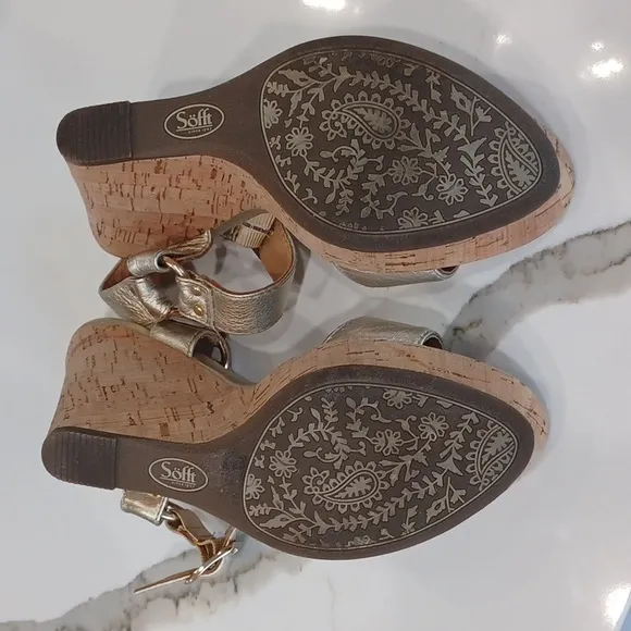 SOFFT Metallic Gold Cork platform wedge sandals Size 7 New