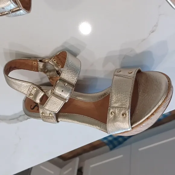 SOFFT Metallic Gold Cork platform wedge sandals Size 7 New