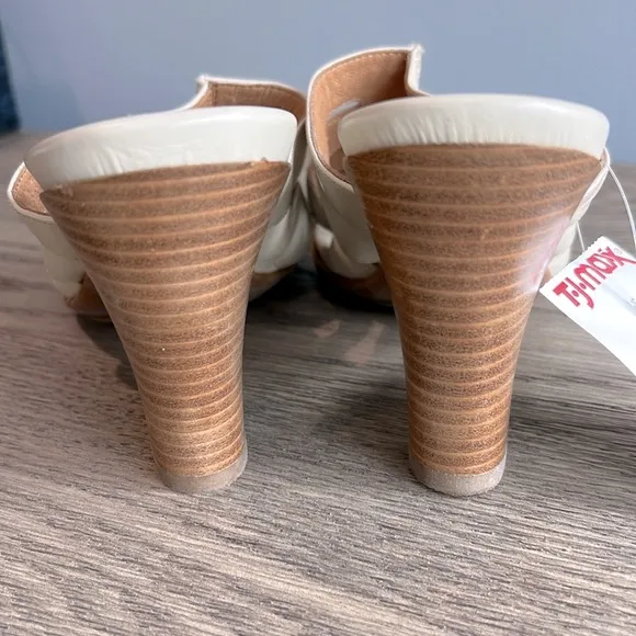 Sofft NWT Strappy Heeled Sandals Leather Cream Ivory Wood Heels Size 9 1/2