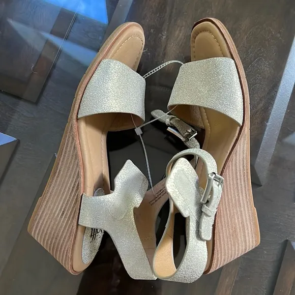 Sofft Vaya Leather Wedge Sandals.