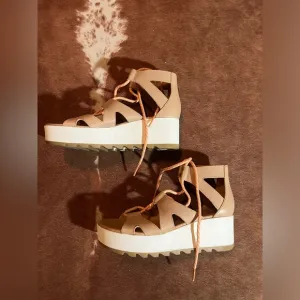 Sorel Cameron platform sandals size 9Almost new come with box and receipt!